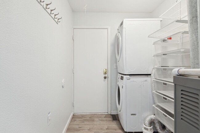 Building Photo - Beautifully Renovated 3bed / 2bath in PRIM...