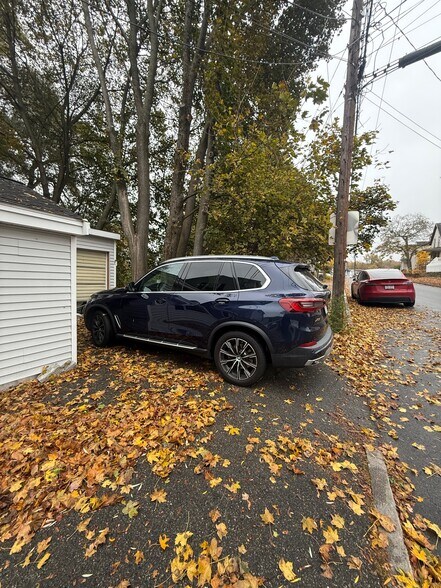 Off St. Parking - 52 Valley St