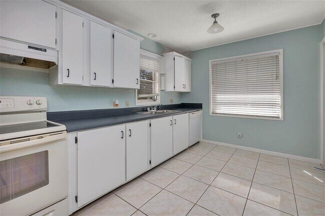 Building Photo - 150 Fairway Oaks Dr
