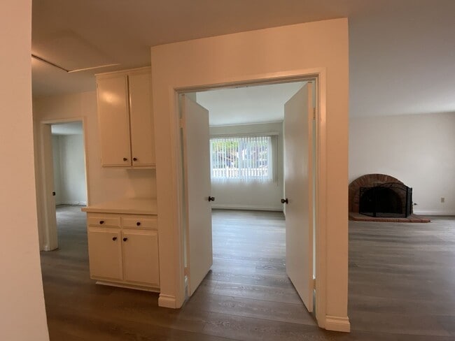 Building Photo - 2+bd/1ba Single Story Duplex Minutes Drive...