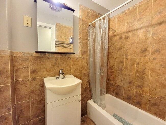 Building Photo - 423 2nd St