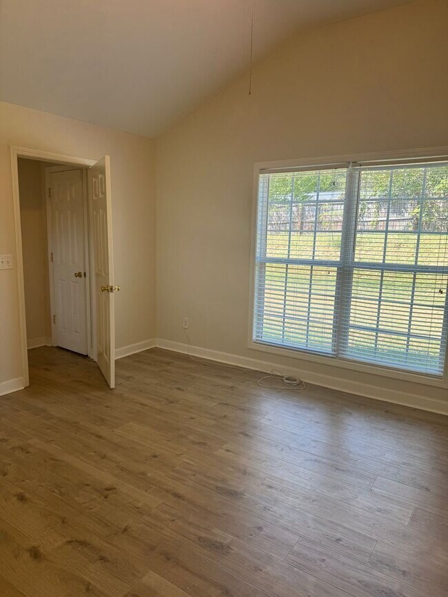 Building Photo - Updated 3 bedroom