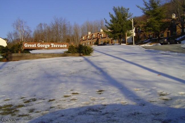 Building Photo - 2 Great Gorge Terrace