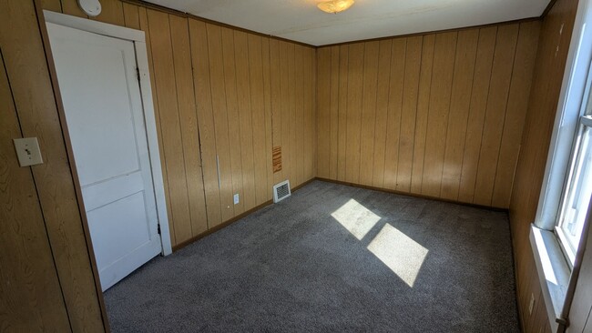 Building Photo - Charming 2-bedroom, 1-bathroom home locate...
