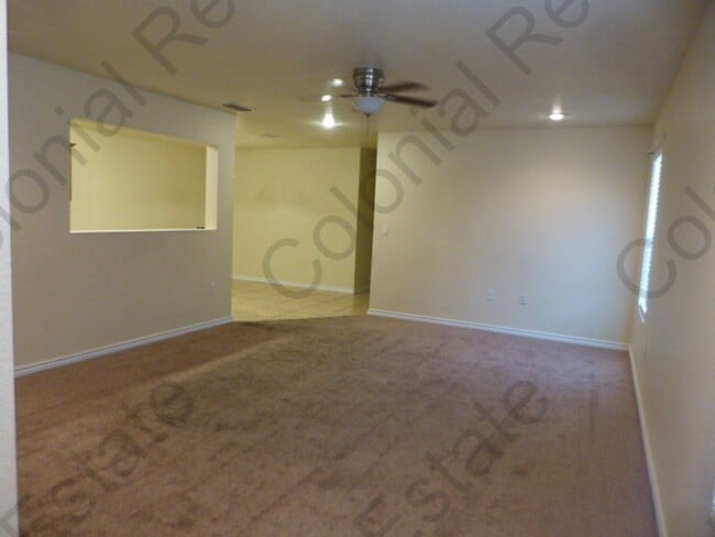 Building Photo - Spacious and updated 3 Bedroom 2 bathroom ...