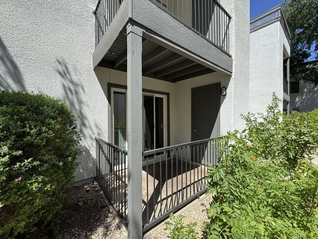 Building Photo - MELROSE DISTRICT CONDO WITH HUGE MOVE-IN SPECIAL – HALF OFF FIRST & SECOND MONTH’S RENT!