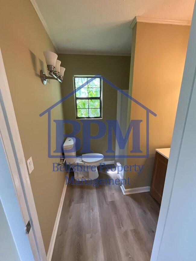 Building Photo - Spacious 3 Bed, 2 Bath Bottom-Floor Duplex...