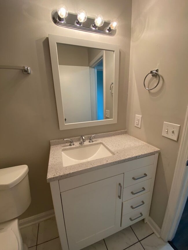 Building Photo - 2 Bedroom Home Minutes from Downtown!