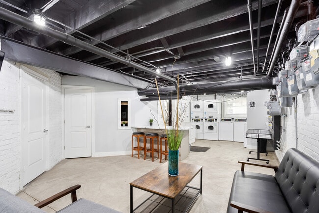 Building Photo - 1057 W Glenlake Ave