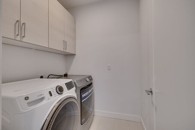 Building Photo - Modern Sammamish Townhome with Style, Spac...