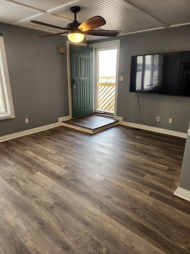 Building Photo - THE LANDINGS CONDO