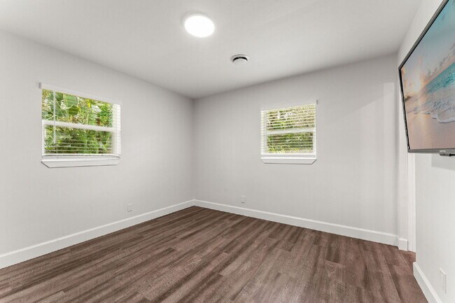 Building Photo - Charming 4-Bed with 2 Full Baths and Large...