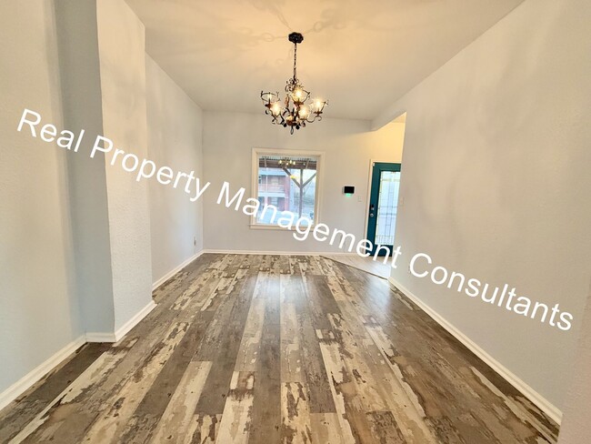 Building Photo - Updated  3 Br/ 2 Ba home in Kessler Park Area