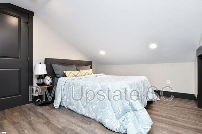 Building Photo - 105 McMakin Dr