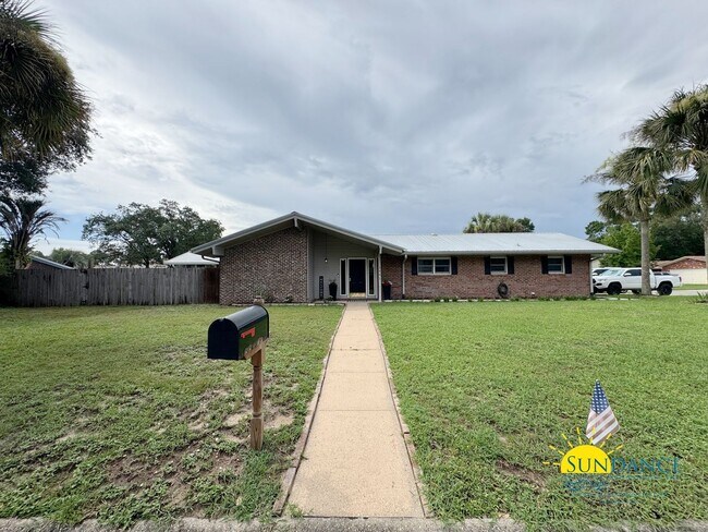 Building Photo - 1501 Royal Palm Dr