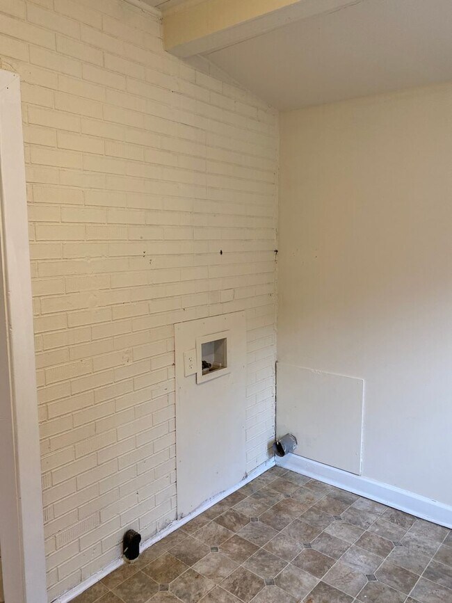 Building Photo - 2700 E Belt Blvd