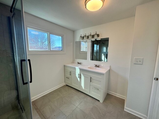 Building Photo - UPDATED 3 bed, 2 1/2 bath in central Lincoln