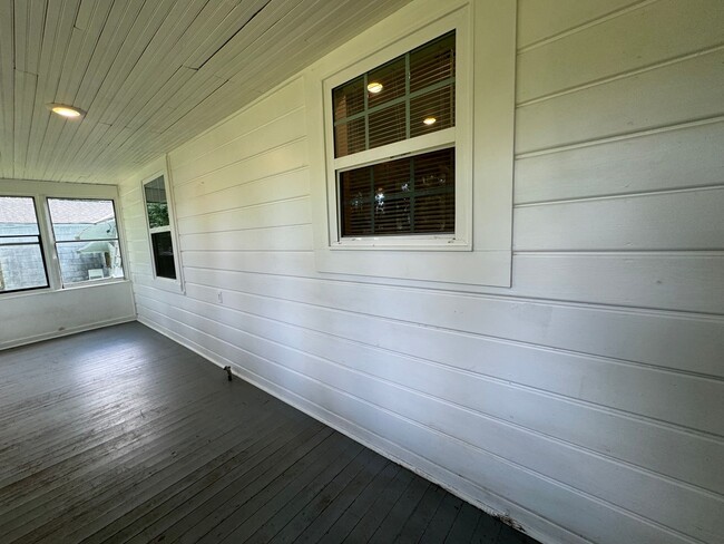 Building Photo - Adorable 2 bedroom 1 bath!