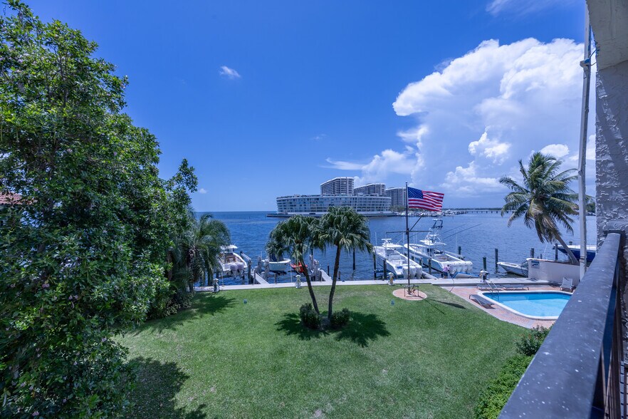 Building Photo - 1632 S Bayshore Ct