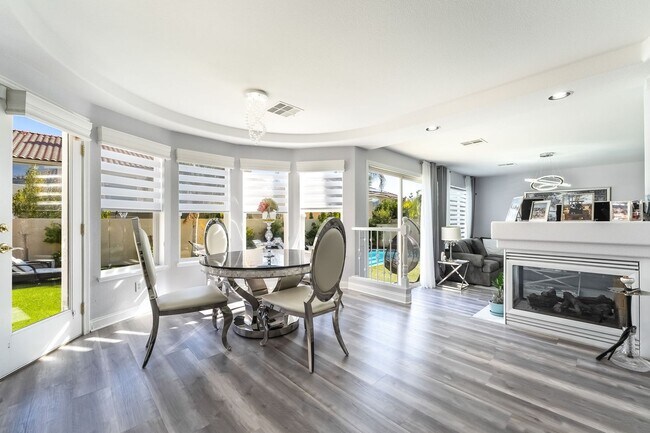 Building Photo - Luxury Living in Guard-Gated Royal Highlands!