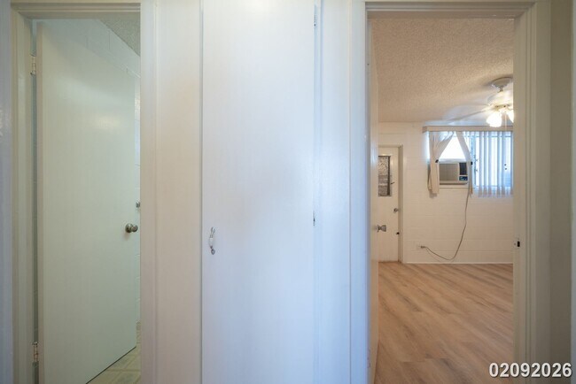 Building Photo - Prime Town Location – 1 Bed, 1 Bath Walk-Up - Corner Unit