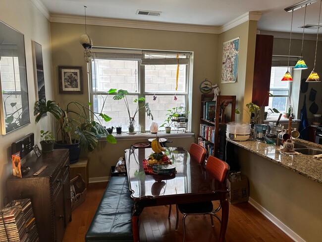 Building Photo - Spacious 3 Bed, 2 Bath Steps to Taylor Street