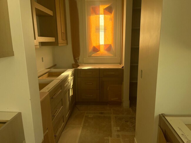 Building Photo - Gorgeous 6 bedroom with Pool and RV Garage