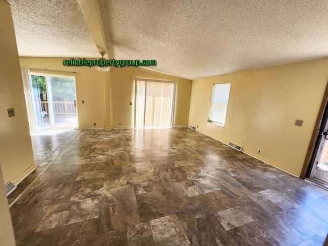 Building Photo - New Listing in Churubusco!!