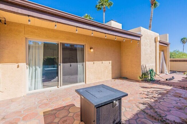 Building Photo - Pending/ Rented - 2-Car Garage & Fenced Yard! 2-Bed, 2-Bath Home in East Tucson