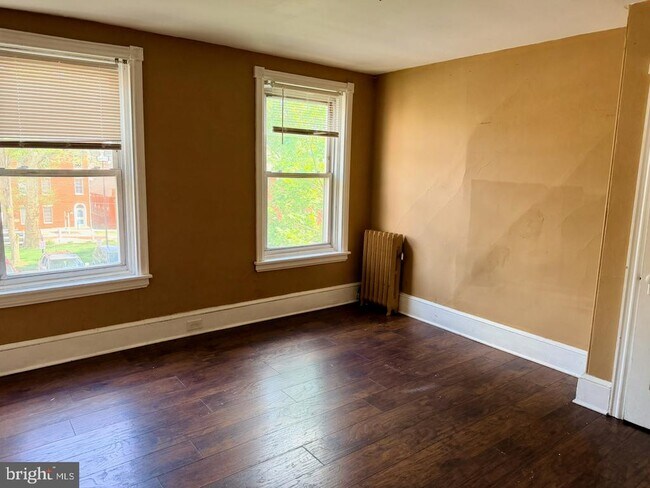 Building Photo - 400 W 3rd St