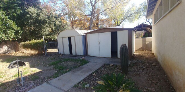 Building Photo - Studio backhouse in a quiet neighborhood.