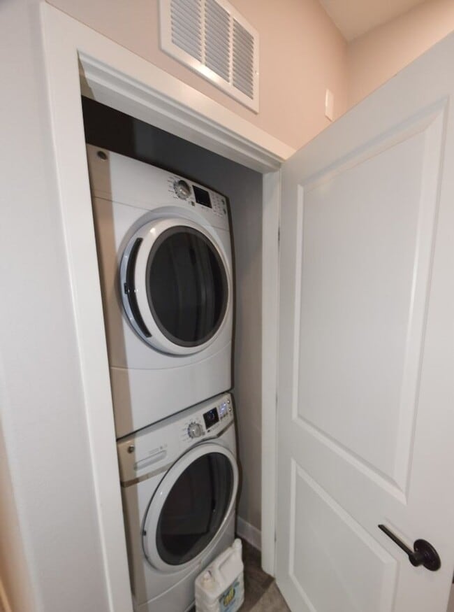 Building Photo - 1812 Mint Ter