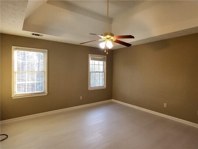 Building Photo - 2990 Riverbend Dr