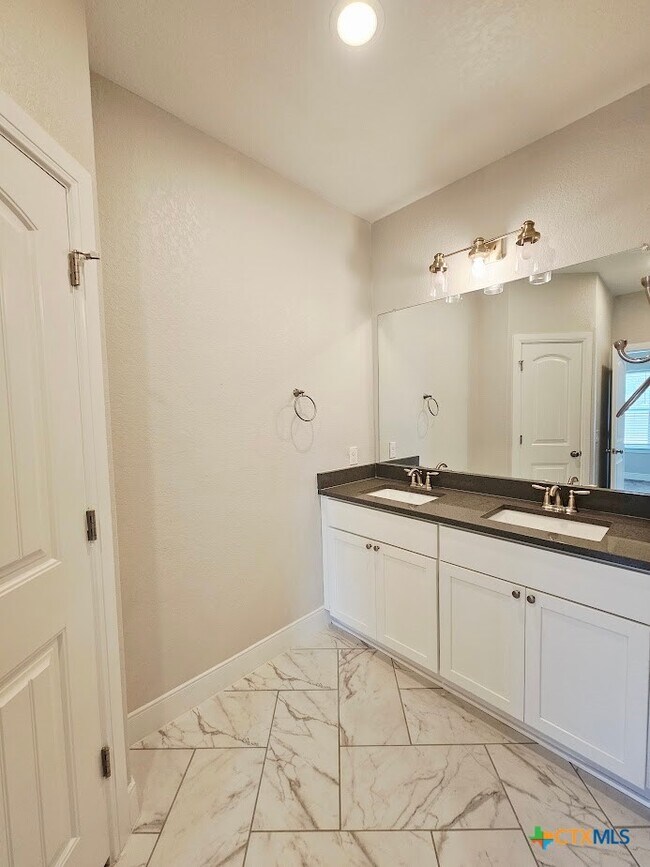 Building Photo - 110 E Otto St