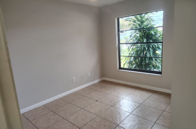 Building Photo - 437 Short Dr