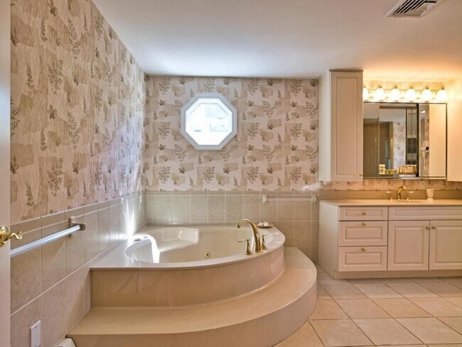 Building Photo - 149 Nanaquaket Rd