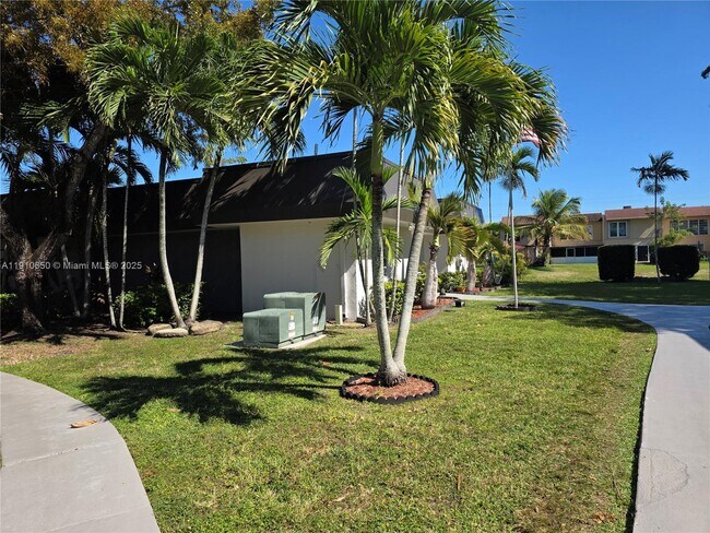 Building Photo - 10399 N Kendall Dr