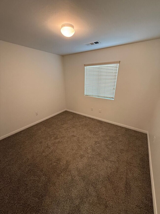 Building Photo - Spacious 4-Bedroom Home in Southwest Baker...