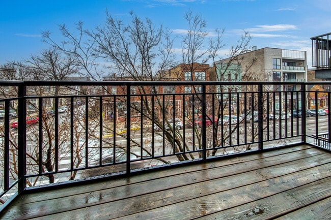 Building Photo - 2029 N Damen Ave