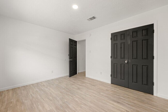 Building Photo - 3538 Lakeaires Ln