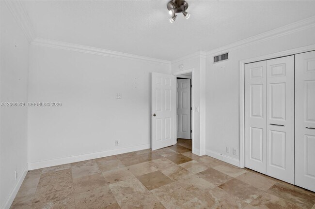 Building Photo - 359 Lakeview Dr