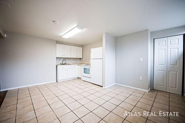 Building Photo - Affordable 2 Bed and 1 Bath! Newer Floorin...