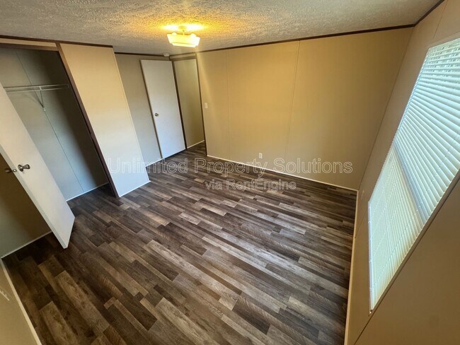 Building Photo - 9499 Wendi Dr NE