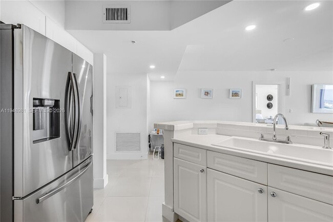 Building Photo - 1800 Sunset Harbour Dr