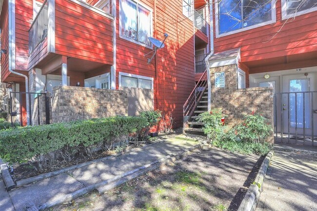 Building Photo - 9821 Walnut St