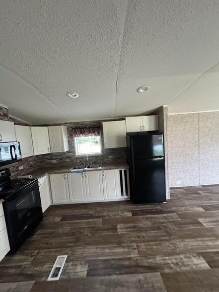 Building Photo - 67 myers