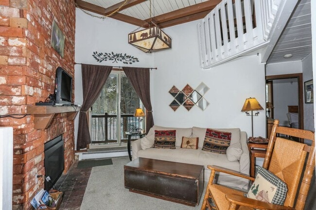 Building Photo - 2 Bedroom in Wildernest!  Summer lease!