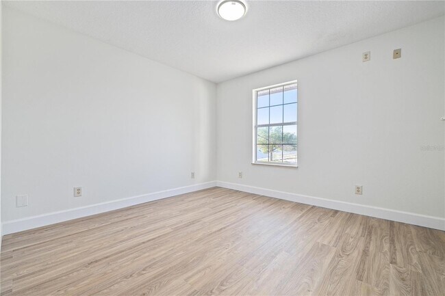Building Photo - 113 W Gladys St