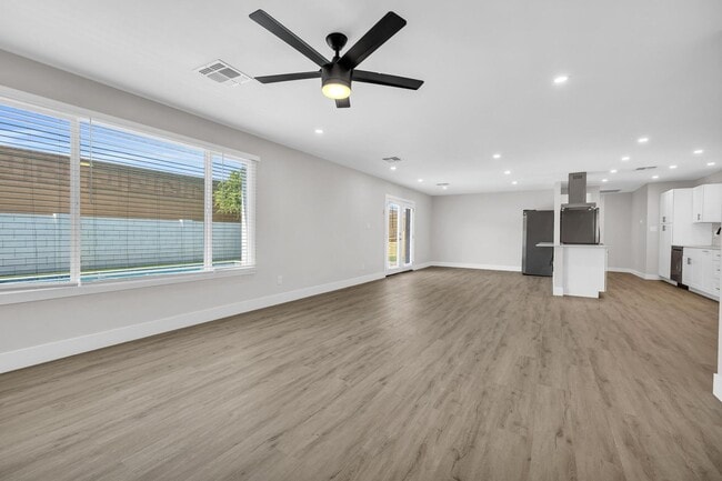 Building Photo - 6 BED/4 BATH Complete remodel with backyard pool & bar