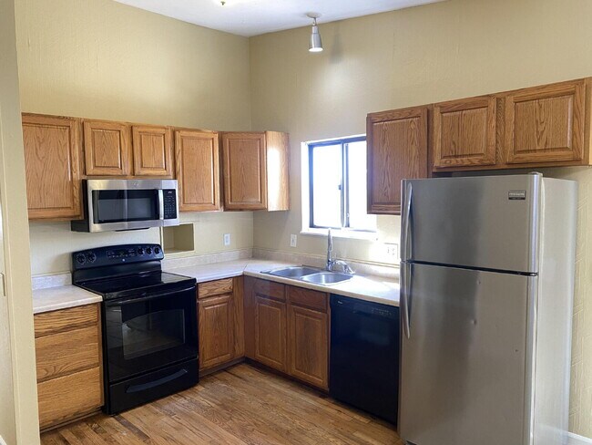 Building Photo - "Charming 3-Bed Oasis with 2 Full Baths in...